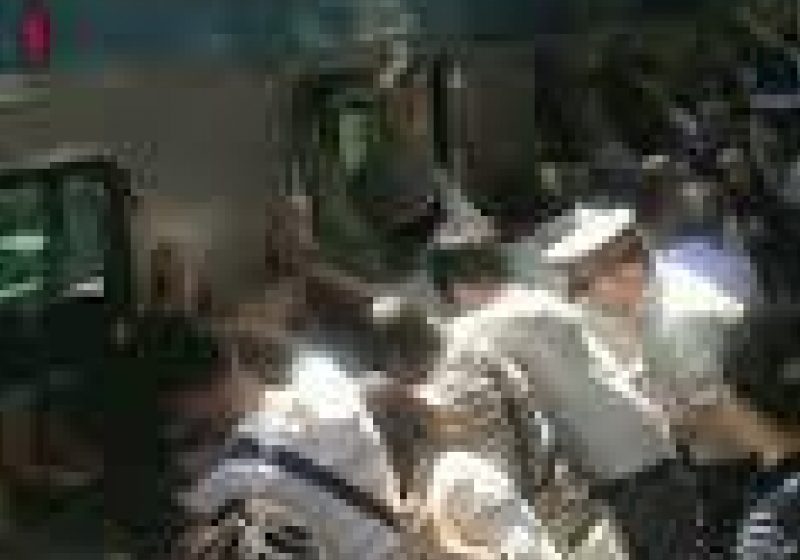 Salvare miraculoasă: Zeci de oameni au ridicat un vagon de 32 de tone pentru a elibera o femeie căzută pe şine Salvare miraculoasă: Zeci de oameni au ridicat un vagon de 32 de tone pentru a elibera o femeie căzută pe şine