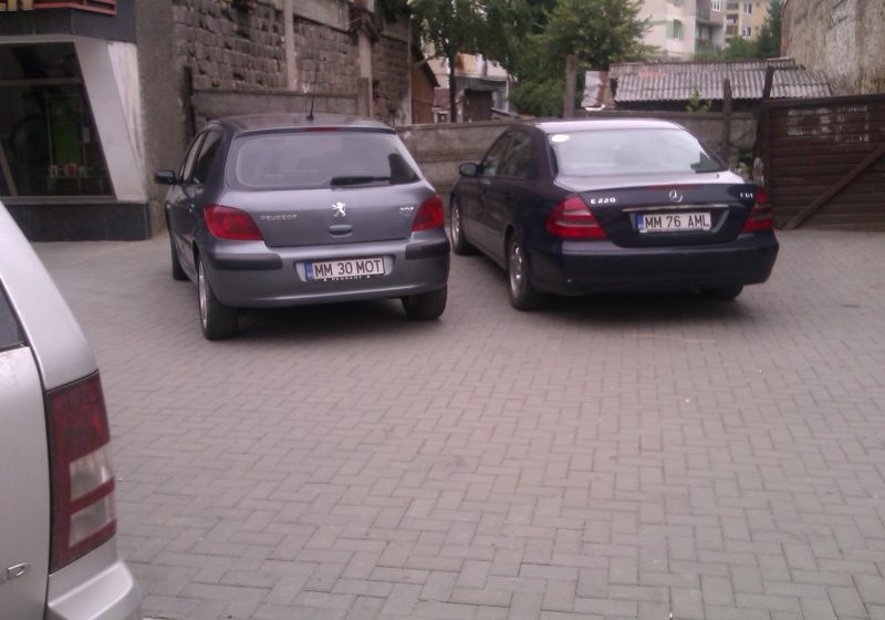 SIGHET: Cât de bine ştim să preţuim ce avem! Sighetenii noştri îşi parchează autoturismele pe pavajul cel nou