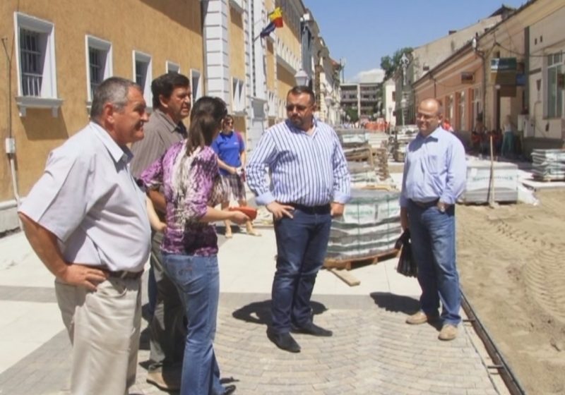 SIGHET: Faţadele clădirilor de pe strada Coposu sunt în proces de reabilitare pentru a se conforma coloristicii străzii