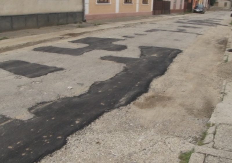 SIGHET: Strada Xenopol a fost plombată azi, după ce gropile formate îngreunau circulaţia SIGHET: Strada Xenopol a fost plombată azi, după ce gropile formate îngreunau circulaţia