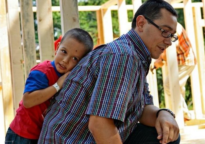 Ponta îşi dă fiul exemplu în SCANDALUL identificării utilizatorilor PrePay: "Are 11 ani. Dacă sună la 112?" Ponta îşi dă fiul exemplu în SCANDALUL identificării utilizatorilor PrePay: "Are 11 ani. Dacă sună la 112?"