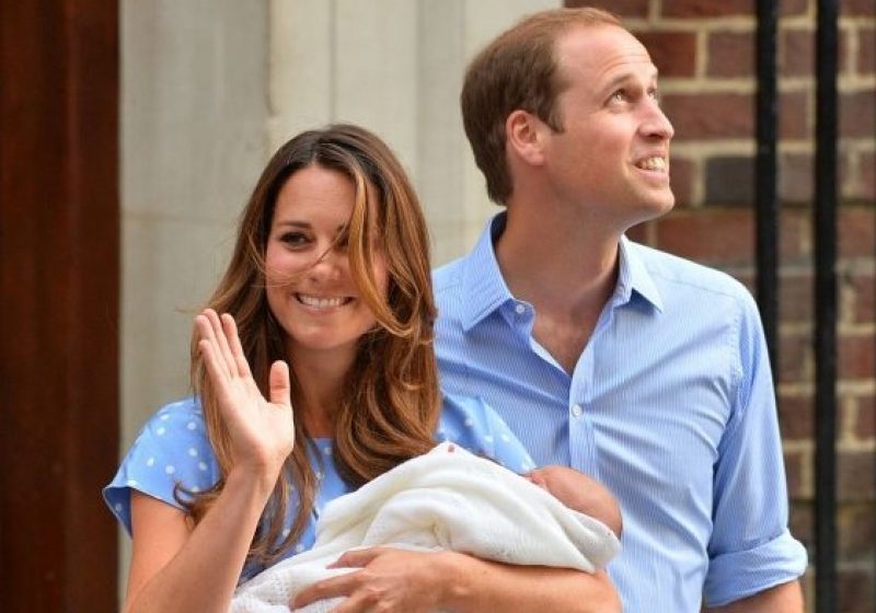 Ducesa de Cambridge a fost externată. PRIMELE IMAGINI cu bebeluşul regal. Prinţul William: "Seamănă cu Kate, din fericire"
