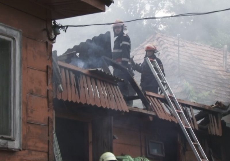ULTIMA ORĂ: Un incendiu izbucnit la o casă din Rona de Sus se propagă cu repeziciune şi la alte locuinţe din vecini