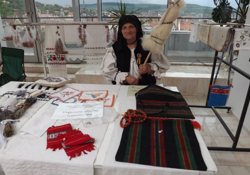 O bătrânică de 68 de ani din Strâmtura face cursuri de antreprenoriat pentru a-şi moderniza afacerea cu cojoace maramureşene