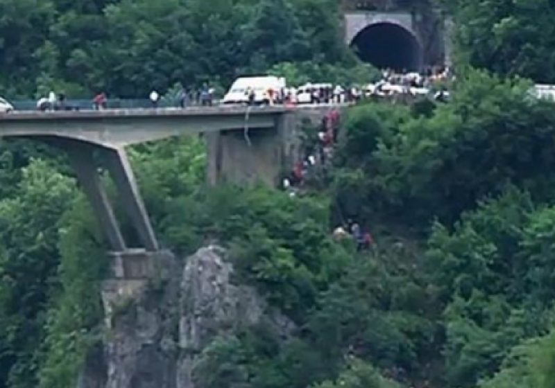Deputaţii conservatori cer Preşedinţiei decorarea alpiniştilor care au salvat supravieţuitorii accidentului din Muntenegru