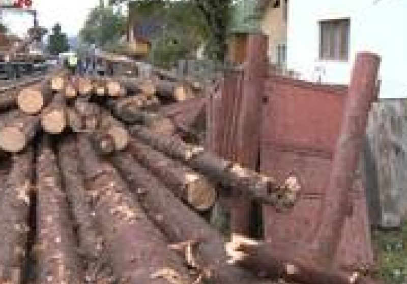 Baia Mare: O maşină s-a răsturnat cu roţile în sus, într-un şanţ, pe Dealul Dura