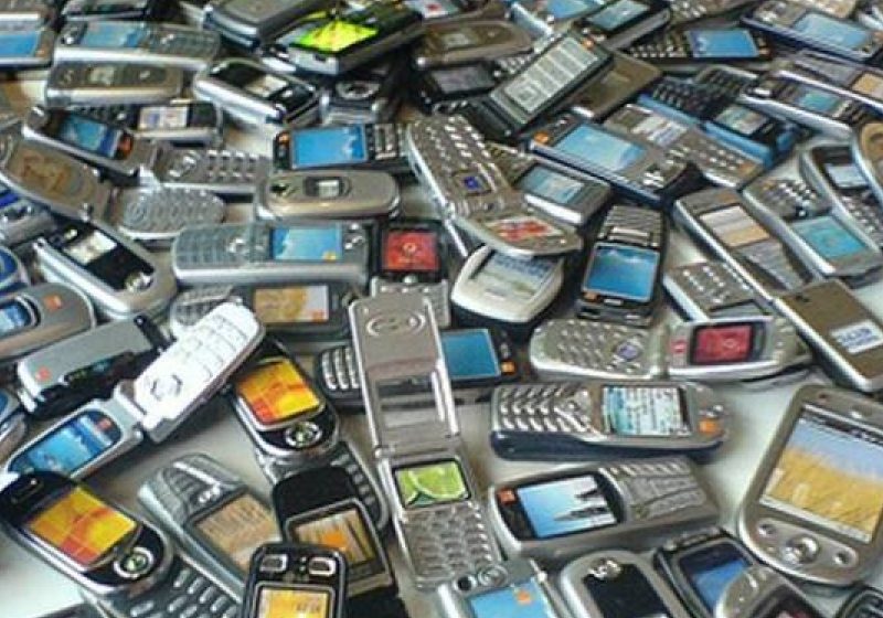 Zeci de telefoane mobile şi cartele telefonice, ridicate de poliţişti de la deţinuţi suspectaţi de înşelăciuni prin metoda "Accidentul"