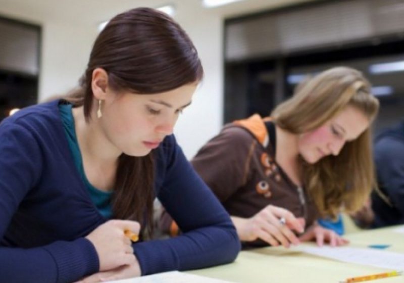 BACALAUREAT 2013: SESIUNEA A DOUA continuă, luni, cu proba scrisă la Limba română