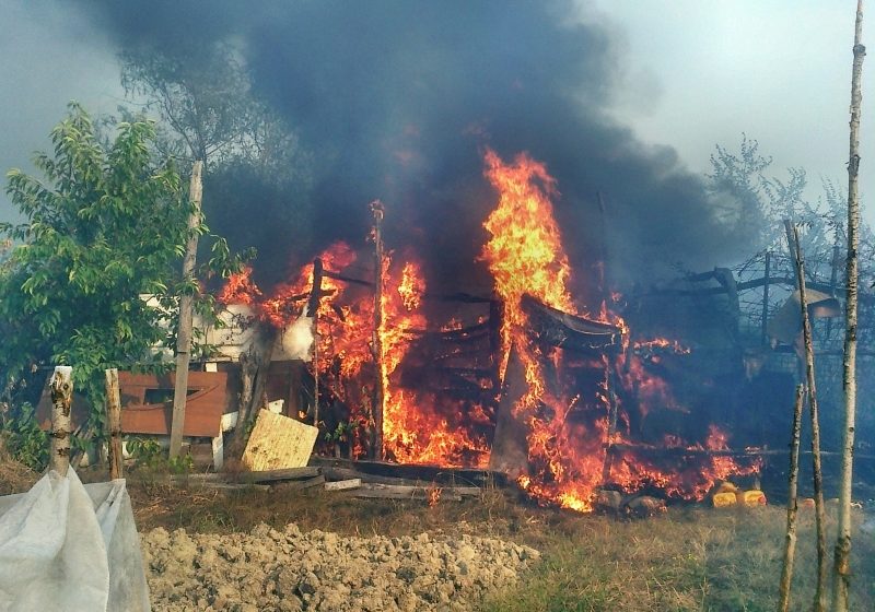 Cinci hectare de vegetație uscată incendiate la periferia municipiului Baia Mare