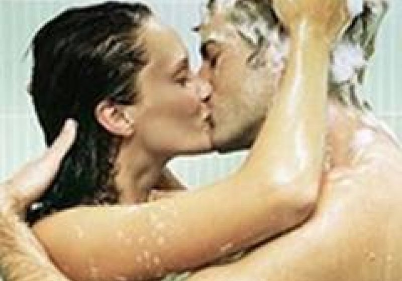 Cuplurile care petrec o noapte pe lună separat au o viaţă sexuală mai picantă