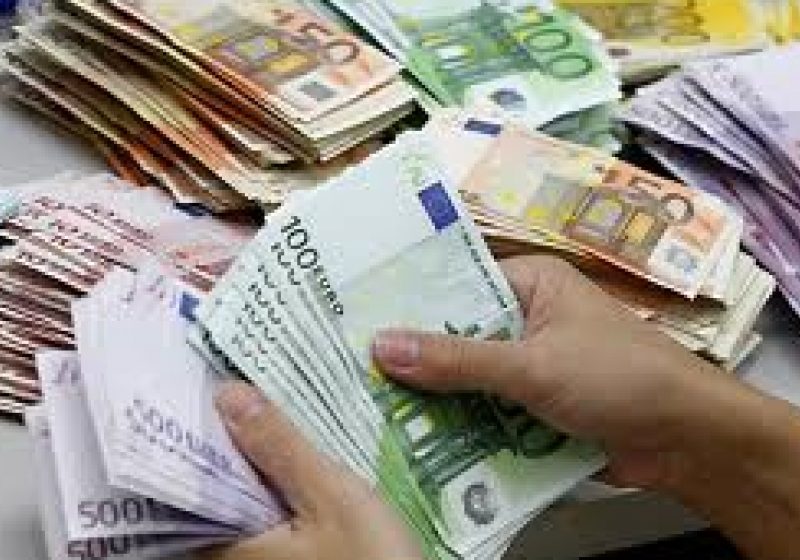 Conturile românilor bogaţi administrate discret au crescut cu 10 mil. euro în şapte luni Conturile românilor bogaţi administrate discret au crescut cu 10 mil. euro în şapte luni