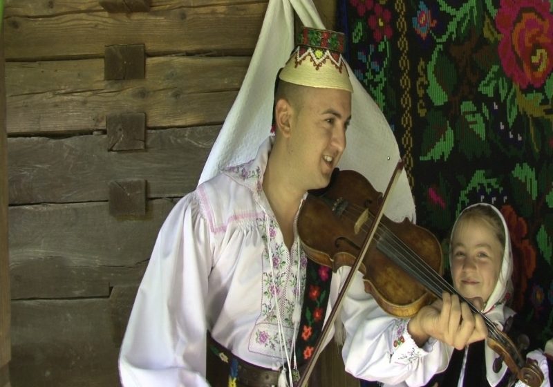 Călineştenii au organizat o nuntă tradiţională maramureşană, ca pe Valea Cosăului