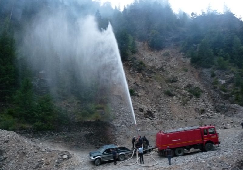 Borşa: Pompierii maramureşeni continuă lupta cu flăcările în apropiere de vârful Toroioaga