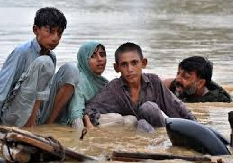 Cel puţin 108 morţi şi peste 300.000 de persoane afectate în Pakistan, din cauza inundaţiilor