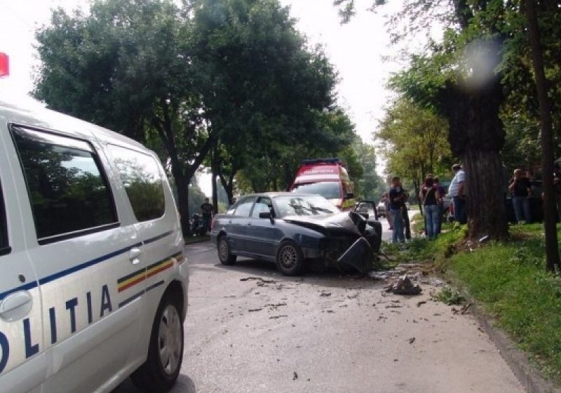 Maramureş: Un şofer de 19 ani s-a izbit de un copac în urma unei depăşiri