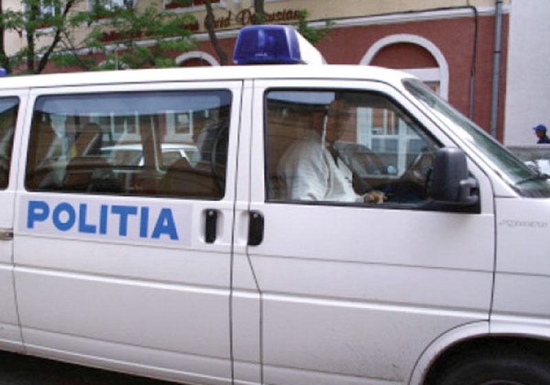 Mort ridicat de poliţişti din biserică, în timpul slujbei de înmormântare, pentru necropsie