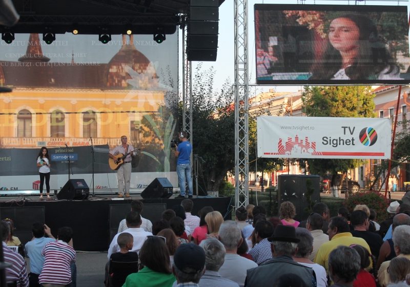 SIGHET: Adrian Păduraru- Muzica Folk este pentru oameni educați, dar și pentru suflet – Vezi galerie foto de la prima seara a Galei ”Floare de Colț”