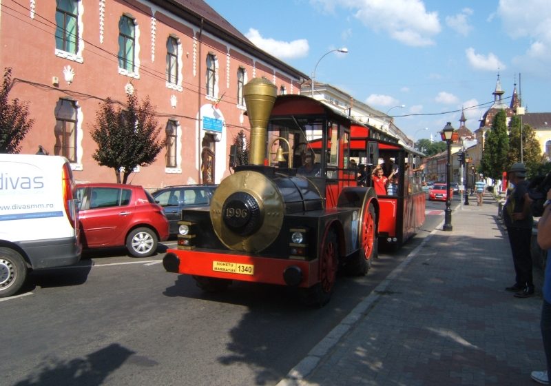 SIGHET: Copiii din Sighet s-au bucurat de primul tur al orașului cu autotrenulețul turistic