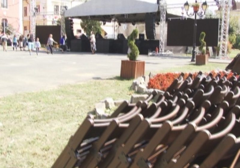 SIGHET:Mai sunt câteva ore până la debutul galei “Floare de Colţ”şi muzica folk a pus deja stăpânire pe Parcul Central SIGHET:Mai sunt câteva ore până la debutul galei “Floare de Colţ”şi muzica folk a pus deja stăpânire pe Parcul Central