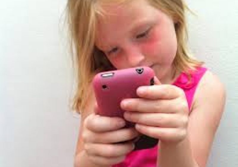 În România, doi din zece copii primesc un telefon cu Android înainte de a împlini 12 ani