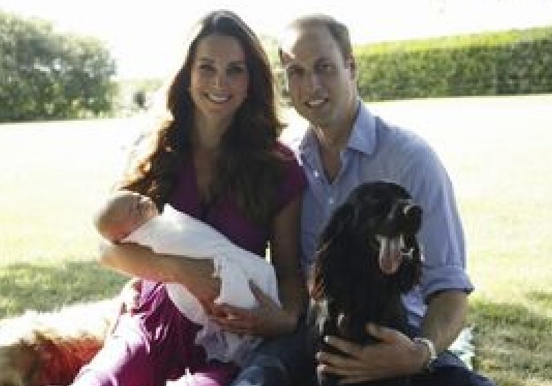 Primele fotografii oficiale ale prinţului George, făcute de bunicul Middleton Primele fotografii oficiale ale prinţului George, făcute de bunicul Middleton