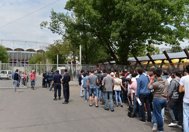 Fanii fac coadă pentru ultimele bilete la Steaua – Legia! Ultimele 1.500 de tichete s-au pus în vânzare azi!