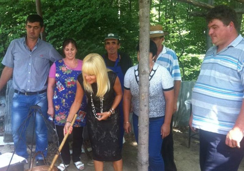 Maramureş: Elena Udrea a jucat moroşeneşte şi a învăţat să prepare balmoşul, în mini-vacanţa petrecută în judeţ