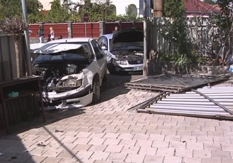 Baia Mare: Doi copii minori au scăpat ca prin urechile acului, după ce maşina condusă de mama lor a provocat un accident