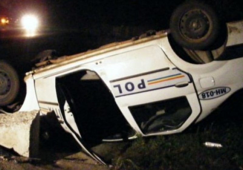 POLIŢIST BEAT la volan. S-a răsturnat cu maşina instituţiei în şanţ POLIŢIST BEAT la volan. S-a răsturnat cu maşina instituţiei în şanţ