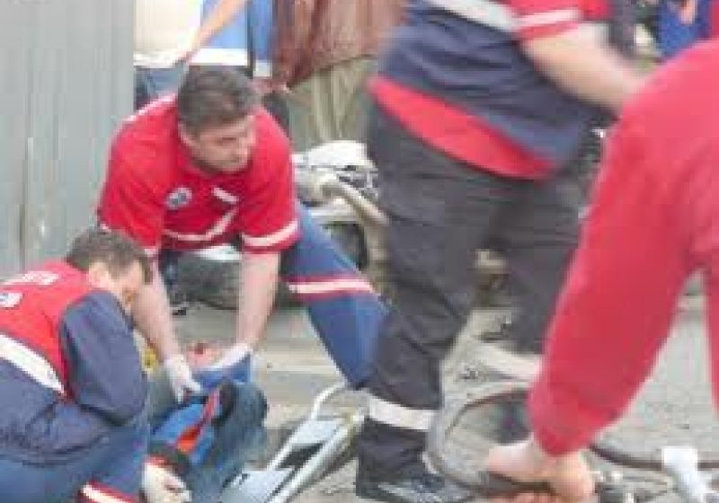 O sigheteancă care circula pe mijlocul drumului a fost accidentată grav de o maşină