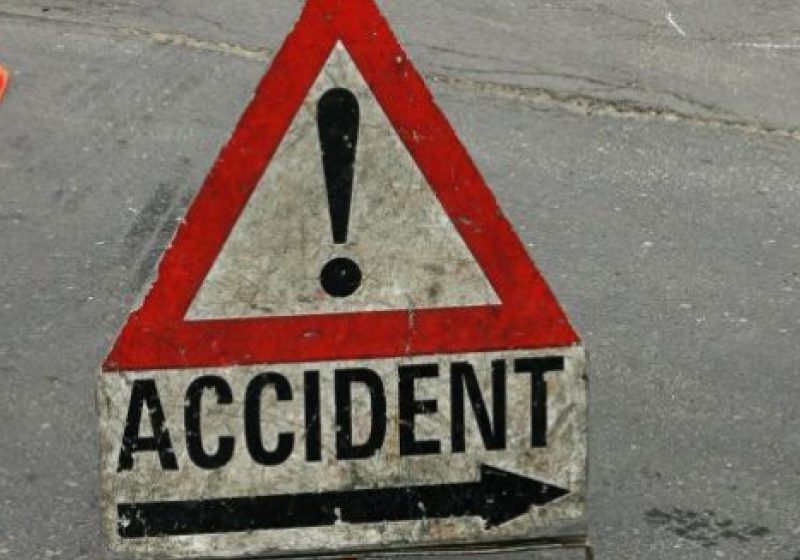 ACCIDENT: Un mort şi trei răniţi, după ce o maşină a intrat într-un autotren, iar acesta într-o căruţă