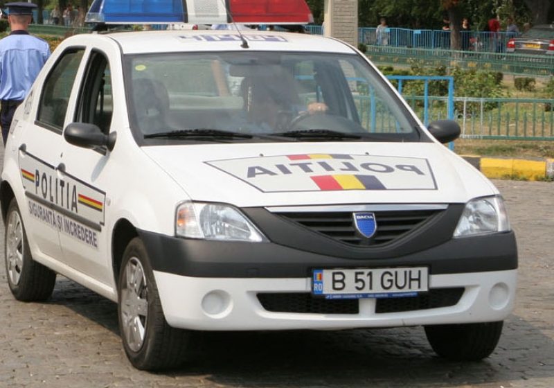 Bărbat împuşcat de poliţişti după ce a fost prins în flagrant când spărgea un magazin din Capitală