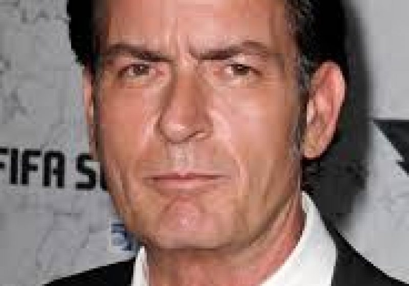 Charlie Sheen a absolvit, în sfârşit, liceul