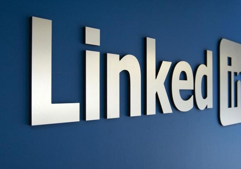 Clienţi ai LinkedIn acuză compania de folosirea datelor lor personale pentru atragerea de membri