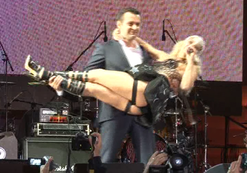 Baia Mare: Primarul Cătălin Cherecheş, provocat de Corina să danseze funky pe scena Sărbătorii Castanelor (FOTO) Baia Mare: Primarul Cătălin Cherecheş, provocat de Corina să danseze funky pe scena Sărbătorii Castanelor (FOTO)