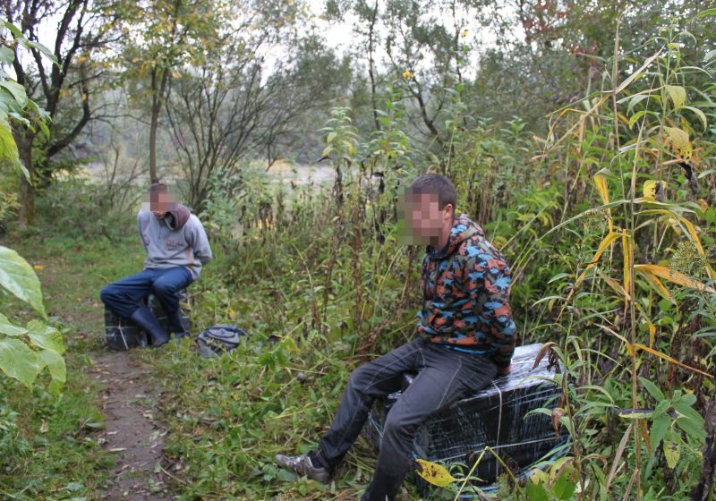 Doi cetățeni români depistați cu 3.000 pachete țigări la frontiera cu Ucraina