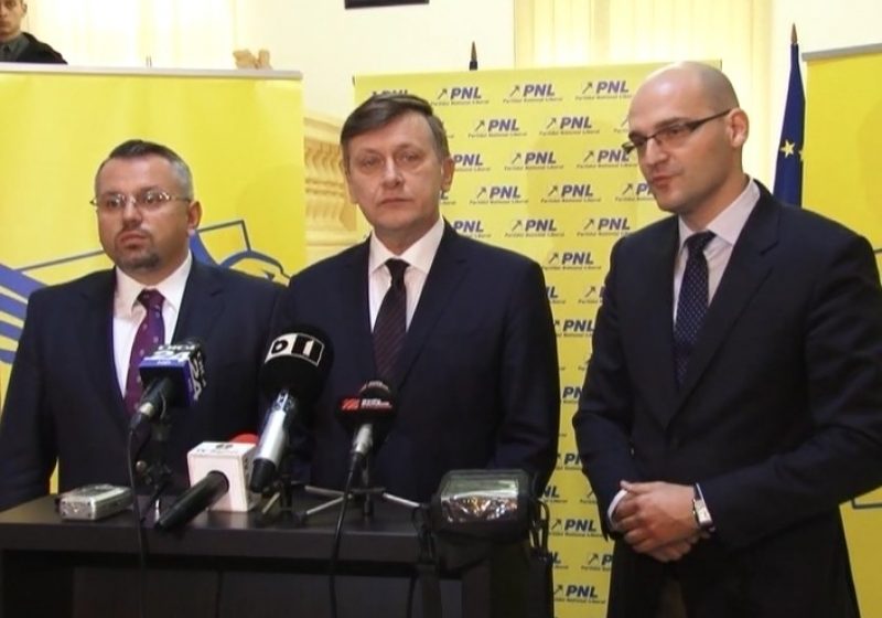 “NU ABANDONAŢI ISTORIA” a fost mesajul lui Crin Antonescu către tinerii liberali prezenţi la Şcoala Politică de la Sighet “NU ABANDONAŢI ISTORIA” a fost mesajul lui Crin Antonescu către tinerii liberali prezenţi la Şcoala Politică de la Sighet