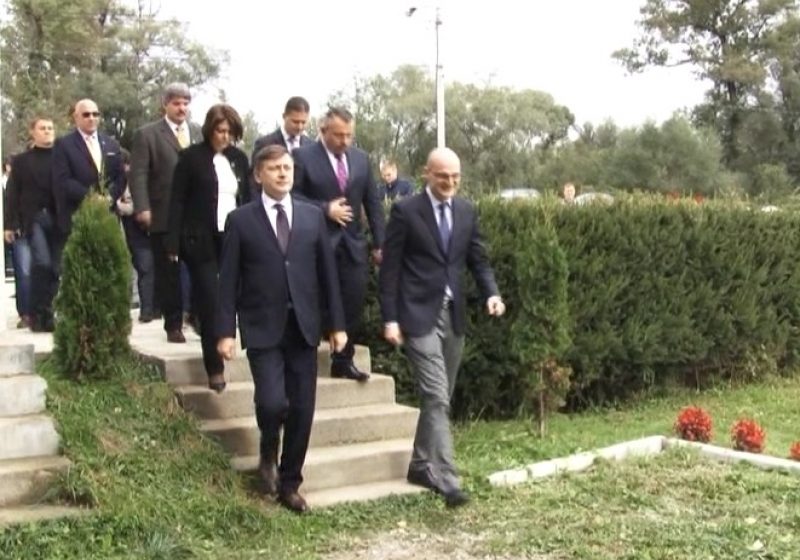 SIGHET: Crin Antonescu în vizită la Cimitirul Săracilor şi la Muzeul Culturii Evreieşti, Ellie Wiesel