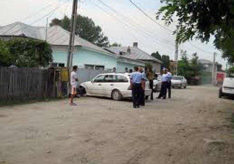 Accident cu pagube materiale la Văleni. Un tânăr fără permis a intrat cu maşina în gard
