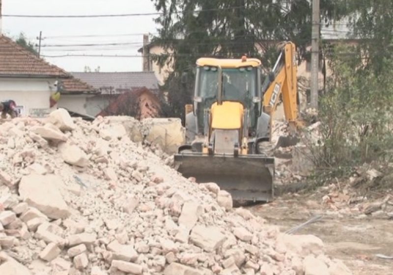 SIGHET: Molozul rezultat în urma demolării clădirii de pe strada Plevnei este îndepărtat din zonă