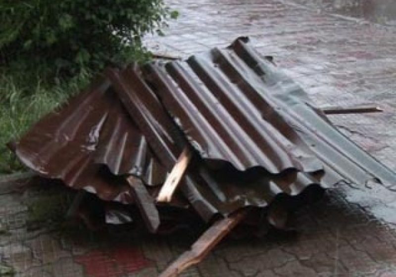 O furtună puternică a afectat acoperişurile unor case şi a lăsat în întuneric sute de persoane O furtună puternică a afectat acoperişurile unor case şi a lăsat în întuneric sute de persoane
