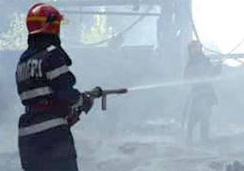 Explozie urmată de incendiu într-un bloc din Piteşti. O fetiţă de şapte ani a fost găsită moartă în locuinţa unde s-a produs explozia