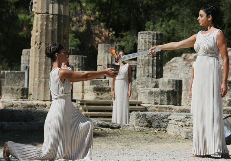 Flacăra Jocurilor Olimpice de la Soci (2014), aprinsă la Olympia cu ajutorul razelor solare Flacăra Jocurilor Olimpice de la Soci (2014), aprinsă la Olympia cu ajutorul razelor solare