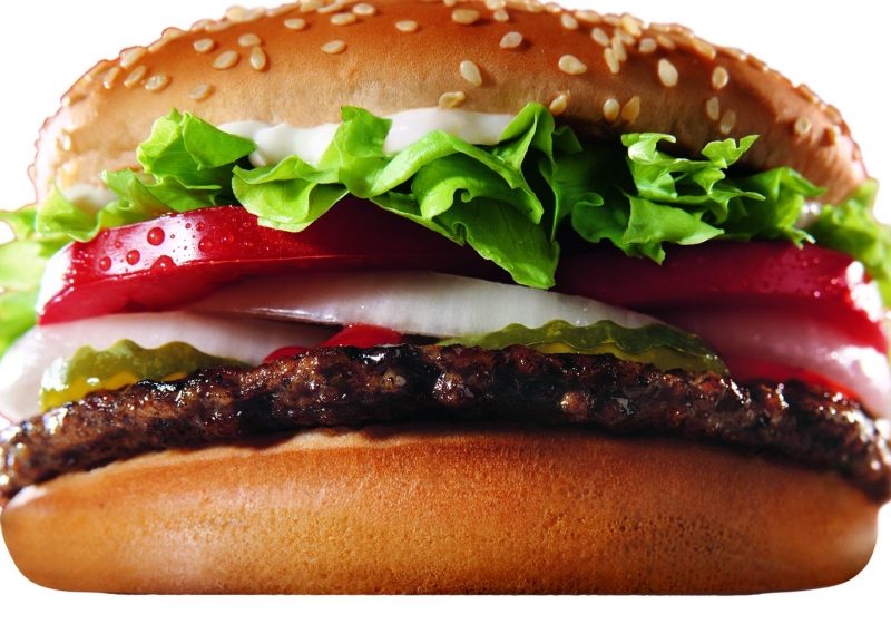 Mâncarea de tip fast-food, servită în mari restaurante pariziene Mâncarea de tip fast-food, servită în mari restaurante pariziene