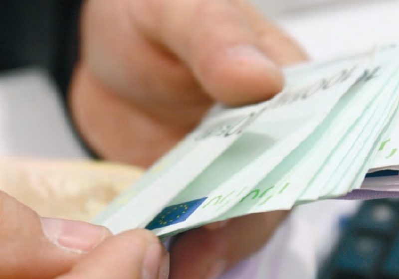 Merită să faceţi economii în valută? La un depozit de 5.000 de euro pe trei luni nu retrageţi nici măcar banii depuşi