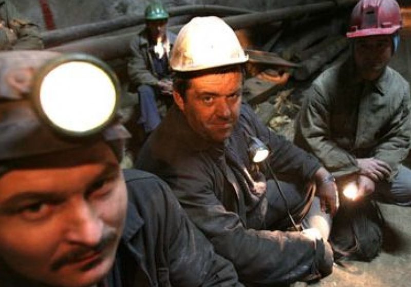 Minerii blocaţi în subteran la Roşia Montană sunt decişi să îşi petreacă noaptea acolo
