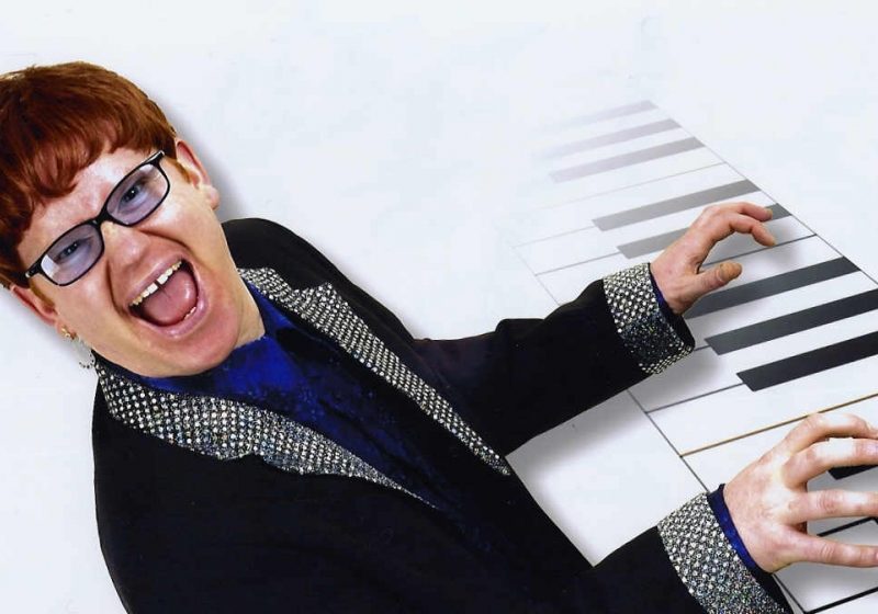 N-o să-ţi vină să crezi cu cine a făcut sex Elton John  pe acoperişul unui hotel
