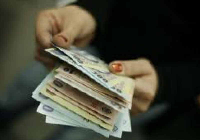 Schimb de valută păgubos.  O tânără din Dragomireşti a fost înşelată cu 4310 lei