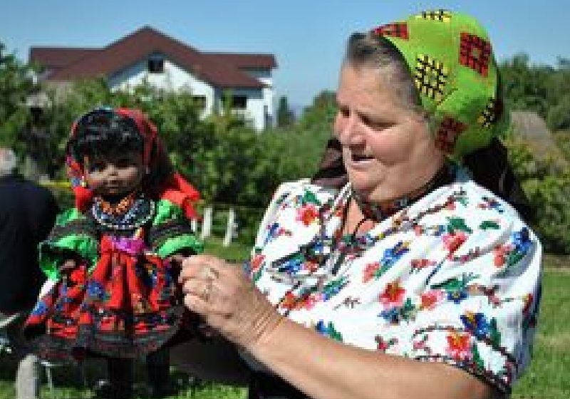 Păpuşă Michelle Obama, în costum oşenesc