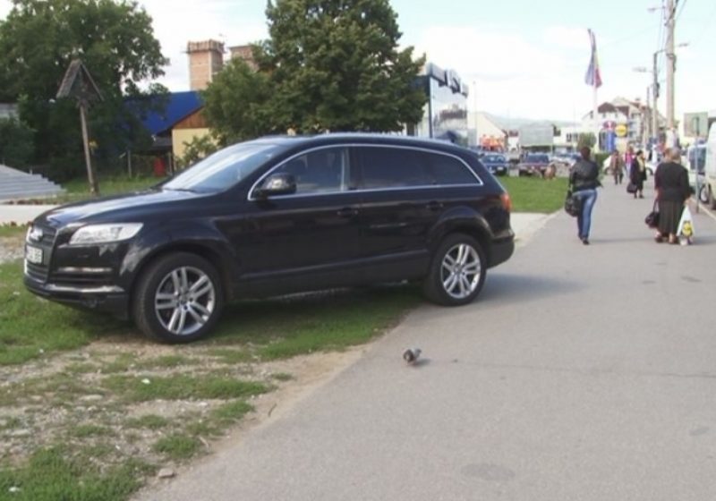 SIGHET: Spaţiu verde ocupat abuziv de o maşină parcată neregulamentar în centrul oraşului SIGHET: Spaţiu verde ocupat abuziv de o maşină parcată neregulamentar în centrul oraşului
